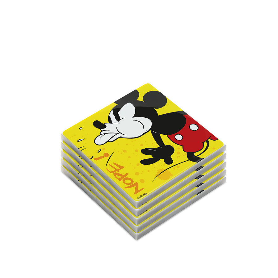 Foto di ambientazione con cinque sottobicchieri Mickey Mouse I AM giallo Egan