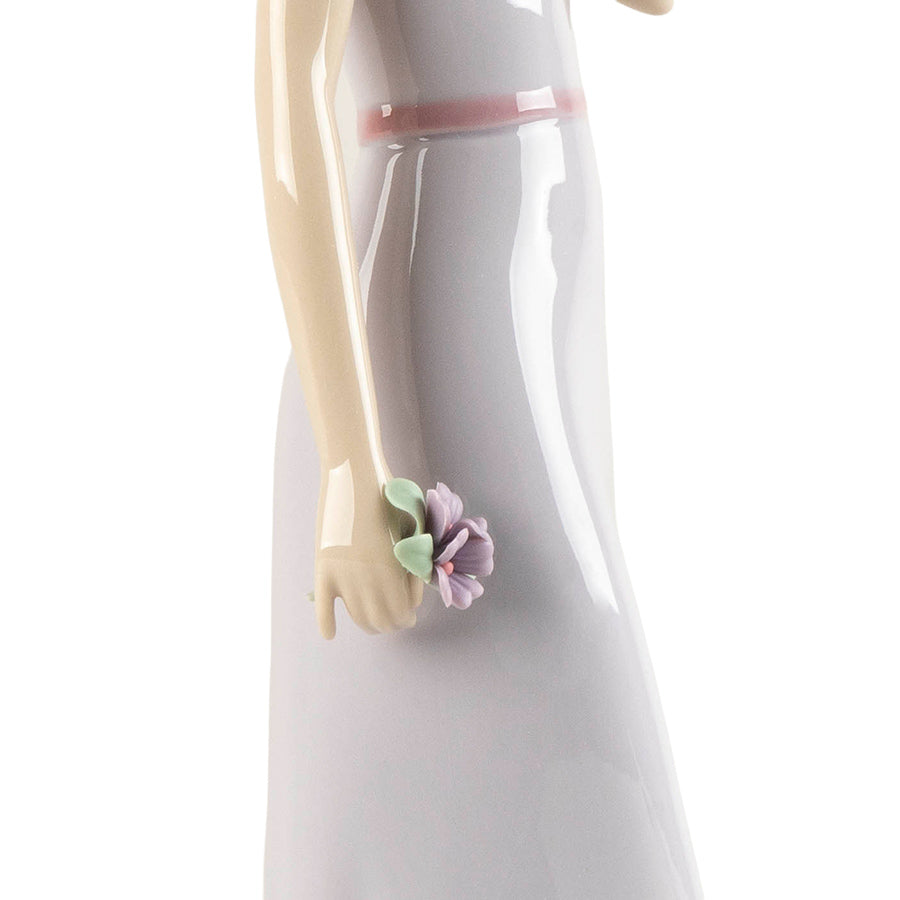 Scultura in porcellana spagnola "RAGAZZA ELEGANTE CON FIORE" Nao by Lladrò