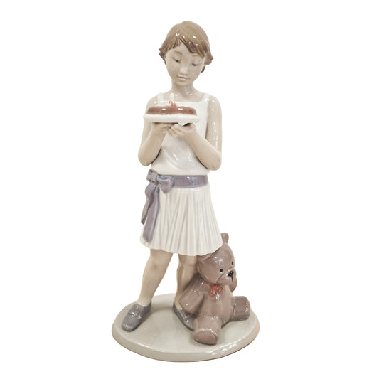 Scultura in porcellana spagnola "COMPLEANNO DELLA RAGAZZA" NAO by Lladró