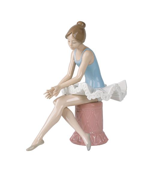 Scultura in porcellana spagnola BALLERINA SEDUTA Nao by Lladro